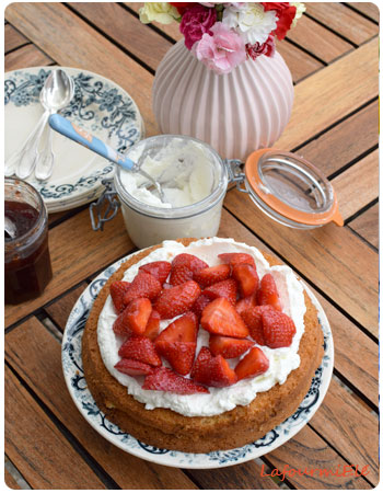victoria sponge cake fraises chantilly